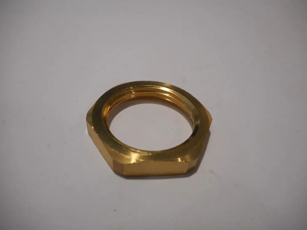 Runde, goldfarbene Kontermutter von Remeha, mit einer hexagonalen Form und einem Innengewinde. Sie liegt auf einer neutralen Oberfläche.